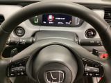 ステアリングホイール・後ろの減速セレクターは、左右に取り付けられた2つのパドルスイッチで減速の強さを調整。 左側の「-」を操作すると減速を強く、右側の「+」を操作すると減速を弱くすることができます。