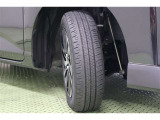 タイヤサイズ 165/65R14。 スタイリッシュなデザインの純正アルミホイールを装着しています。