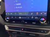 デュアルエアコンとは、運転席と助手席で、個別に温度設定ができる機能です。気温の感じ方は、人それぞれ違うもの。乗る人に優しい機能ですね。