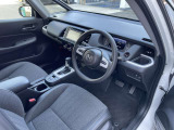 「運転席は広々と快適なドライビングポジション」