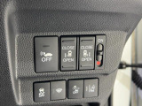 両側パワースライドドアも付いております。運転席のメインスイッチやスマートキーでも開閉ができるので便利です
