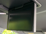 【フリップダウンモニター】大画面モニターで後席でもエンタメをお楽しみいただけます。小さなお子様にも大人気の装備です♪
