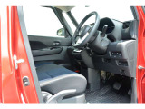 運転席ビュー。厚みのあるシートで快適です。