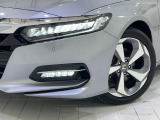 より遠くま照らす安心感のあるLEDヘッドライトとLEDフォグを採用。ウィンカーと連動し交差点などで進行方向の内側を照らし、右左折時の歩行者などをより見やすくするアクティブコーナーリングライト機能も装備