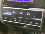 【オートエアコン】一度お好みの温度に設定すれば、車内の温度を検知し風量や温度を自動で調整。暑い&hellip;寒い&hellip;と何度もスイッチ操作をする必要はありません。快適な車内空間には必須の機能ですね♪