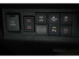 アクセサリーDC12Vソケット装備!らくらく操作の2WD/4WD LOCK/AUTO切替えスイッチ!らくらく操作のデフロックスイッチ!自動被害軽減ブレーキ搭載!もしもの事故被害を軽減できて安心