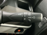 【オートライト】車のセンサーが周囲の明るさを感知し、自動でヘッドライトを点灯・消灯する機能です。この機能は夕暮れ時の交通事故が多い時間帯の安全性を高めてくれます。