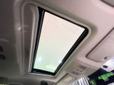【サンルーフ】開放感たっぷりの希少装備、サンルーフが装着されています!車内に明かりを取り入れたり景色を楽しむ以外にも、車内の空気も簡単に換気できて快適です!