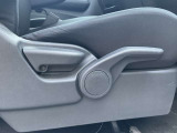 運転席シートリフター(ラチェット式)で、座面の高さも上下に動き、体格にあわせて調整ができ広々でゆったり運転できます♪