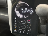 【オートエアコン】一度お好みの温度に設定すれば、車内の温度を検知し風量や温度を自動で調整。暑い&hellip;寒い&hellip;と何度もスイッチ操作をする必要はありません。快適な車内空間には必須の機能ですね♪