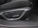 運転席シートは前後スライド・上下リフター・リクライニング・ランバーサポートを細かく調整し、人馬一体感を具現化する事ができる電動シートを装備。またお二人までシートメモリーすることができます。