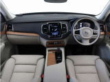 【日本に、北欧の贅沢を。プレミアム7シーターSUV、XC90】 くつろぎながら、思考を巡らせながら、目的地へと向かう。XC90の室内はそんな風に落ち着ける、まるでファーストクラスの居心地のよさ。