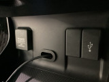 アクセサリーソケットはUSBのアダプターなどをつければ、スマホの充電にも使えます。横にはナビゲーション用の外部入力可能なUSB端子がついています。