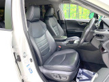 運転席まわりには十分なスペースがあり、大柄な方でもゆったり運転していただける環境です。