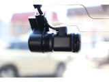 事故だけではなく煽り運転や犯罪の記録にも役立つリヤドライブレコーダーも装備で安心です
