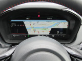 運転に必要な情報をグラフィカルに表示し、少ない視線移動で瞬時に認識できる先進的な液晶メーター。こちらはナビゲーション情報と連携する「地図画面」になります
