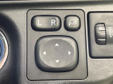 【電動格納ミラー】サイドミラーは電動格納式となっており、狭い駐車場でもキズがつくリスクを抑えられます。