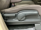 シートハイトアジャスターが付いているので運転姿勢を調整するのに便利ですね。身長に合ったシートポジションは安全運転や疲労軽減にもつながります。