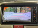 【バックカメラ】駐車時に後方がリアルタイム映像で確認できます。大型商業施設や立体駐車場での駐車時や、夜間のバック時に大活躍!運転スキルに関わらず、今や必須となった装備のひとつです!