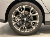 BMWの純正アロイホイールは軽量かつ強度にも優れているホイールで走行性能を引き上げる設計になっております。足元にもBMWは妥協がなくこだわっている個所になります。