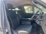 運転席まわりです。実際に座ってみて、乗り心地を体験してみてください,視界も良好です