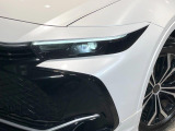 【LEDヘッドライト】悪天候や夜間走行時も良好な視界を確保し安心して運転できる高輝度LEDヘッドライトを装備!点灯速度が早く、消費電力も抑えられています。
