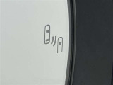隣車線を走る車両をレーダーで検知し、ドアミラーでは確認しにくい後側方エリアに存在する車両に加え、急接近してくる車両も検知します。車両を検知するとドアミラーに搭載されたLEDインジケーターが点灯します。