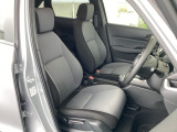 運転席は、大きな座面と包み込むような背もたれがドライバーの身体全体をしっかり支えます。上質なシート素材と座り心地のよいクッションを採用し、長時間の運転やコーナーの多い道も快適です。