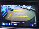 バックカメラの画像です。ガイドラインがスムースな車庫入れをサポートいたします。車庫入れの安心感がアップしますね。