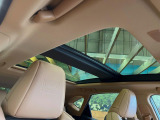 【パノラマルーフ】大型のガラスルーフ搭載で車内の解放感が一気にアップ!開放的なドライブをお楽しみいただけます。