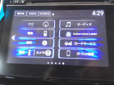 センターパネルにスッキリと収まったオーディオ。