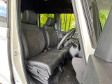 運転席まわりには十分なスペースがあり、大柄な方でもゆったり運転していただける環境です。