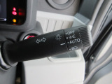 オートヘッドライト標準装備です。車外の明るさに応じて自動的にヘッドライトの点灯・消灯をしてくれます。トンネルの出入り口などで活躍してくれます。