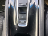 電子パーキングブレーキ、ブレーキホールド搭載!パーキングブレーキは手動で解除スムーズな発進が可能。ブレーキホールドは停車中に、ブレーキペダルを踏み続けなくても、自動的にブレーキを保持する機能です。