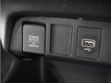 ◆USB接続端子◆スマホやiPodなどを接続して、いつもの音楽を車内でもお楽しみいただけます♪