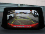 カラーで後方映像をモニターに映し出してくれるので、ショッピングモールのような狭い駐車場であったとしても障害物を見つけ、楽々駐車することができますね。