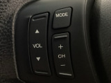 ハンドルにオーディオ操作ボタンがございます。視点を移さずハンドルから離すことなくチャンネルや各オーディオの切り替えやボリューム調整ができますので安全運転にも役立ちます。