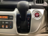 CVT車のセレクトレバーです。低速から高速まで、変速ショックのないスムーズな走りを実現するとともに、エンジン効率のよい領域を維持することで燃費にも貢献します。