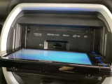 オーディオはディスプレイのオープンで、CD、DVDの挿入が可能です。