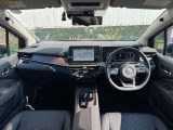 視界広々で運転しやすいインパネ