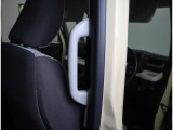 乗降用手すり付きで、お年寄りの方でも安心してご乗車いただけます。