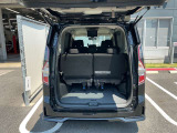 バックドアは大きく開きます。定員乗車時でも十分広いラゲッジスペースを確保しています