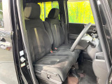 運転席シート廻りは使用感も少なく、良好な状態となっています。前オーナー様が丁寧に使っていたことがよくわかりますね。