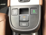 電子パーキングブレーキ、ブレーキホールド搭載!パーキングブレーキは手動で解除スムーズな発進が可能。ブレーキホールドは停車中に、ブレーキペダルを踏み続けなくても、自動的にブレーキを保持する機能です。