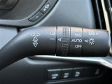 【オートライト(AUTO)】外の明るさをシステムが感知して、自動でヘッドライトが点灯します。ヘッドライトをつけ忘れを防ぐ便利機能です。