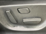 【パワーシート】スイッチ一つで簡単にシートの微調整が可能!電動だから力もいりません!快適なシートポジションにセットして、快適なドライブをお楽しみください。