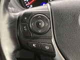 運転中、オーディオの操作をしてて、ハッとしたことはありませんか?ステアリングスイッチは、運転中でもハンドルでオーディオの操作が可能です。安全なドライブをサポートします。