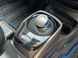 電制シフト。手のひらで包むようにして、手首を軽く動かすだけでシフトできる、マウス感覚のシフト。