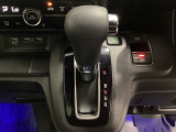 CVT車のセレクトレバーです。低速から高速まで、変速ショックのないスムーズな走りと、エンジン効率のよい領域を維持して燃費にも貢献します。サイドブレーキはスイッチ操作の電子制御パーキングブレーキです。