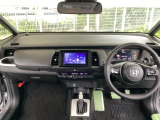 フロントガラスが大きく、ワイドな視界で運転もしやすくなるように設定されています。視認性のよいインパネ周りです。操作スイッチやカップホルダーも使いやすい位置に配置されています。